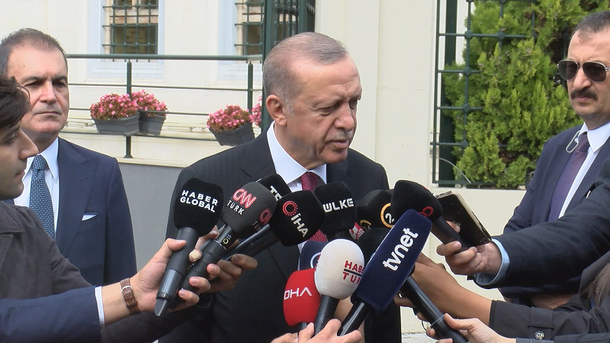 Miçotakis protokol kaidelerini bilmeyen bir adam