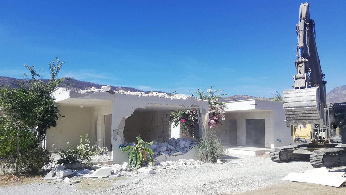 Milas'daki kaçak yapılar yıkılıyor