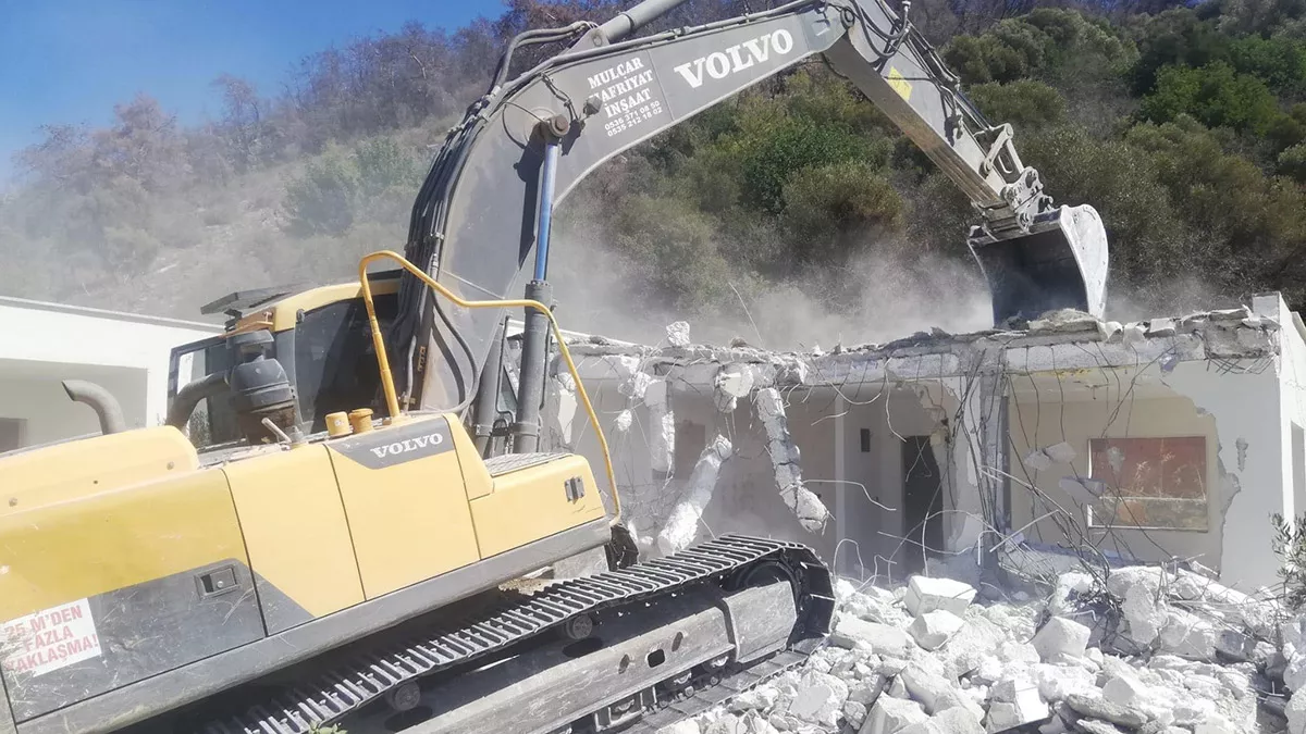 Milas'daki kaçak yapılar yıkılıyor