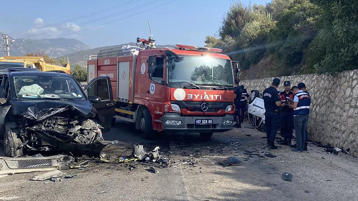 Minibüs ile otomobil çarpıştı; 2 ölü, 4 yaralı