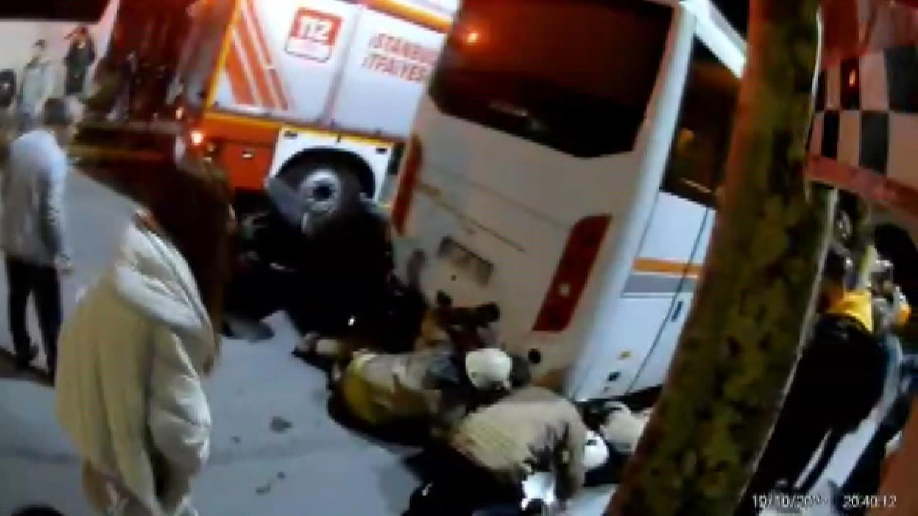 Motosikletin çarptığı kadın midibüsün altına girdi