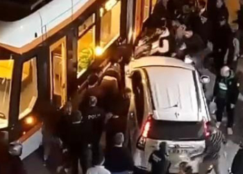 Motosikletli tramvay ile cipin arasında sıkıştı