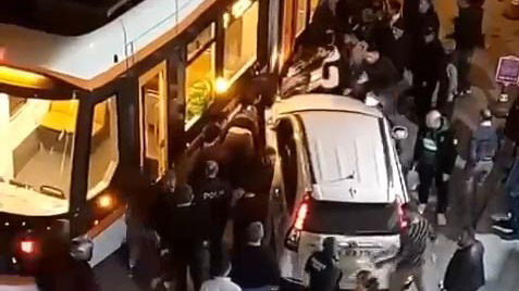 Motosikletli tramvay ile cipin arasında sıkıştı