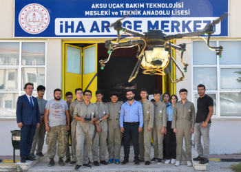 Öğrencilerin ilaçlama dronu çiftçiye çare oldu