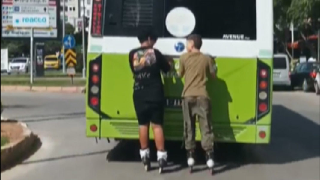 Otobüse tutunan patenli çocuklar kamerada