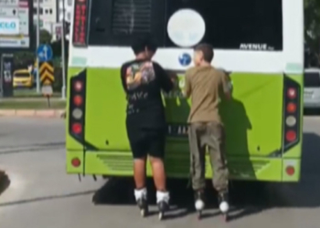Otobüse tutunan patenli çocuklar kamerada