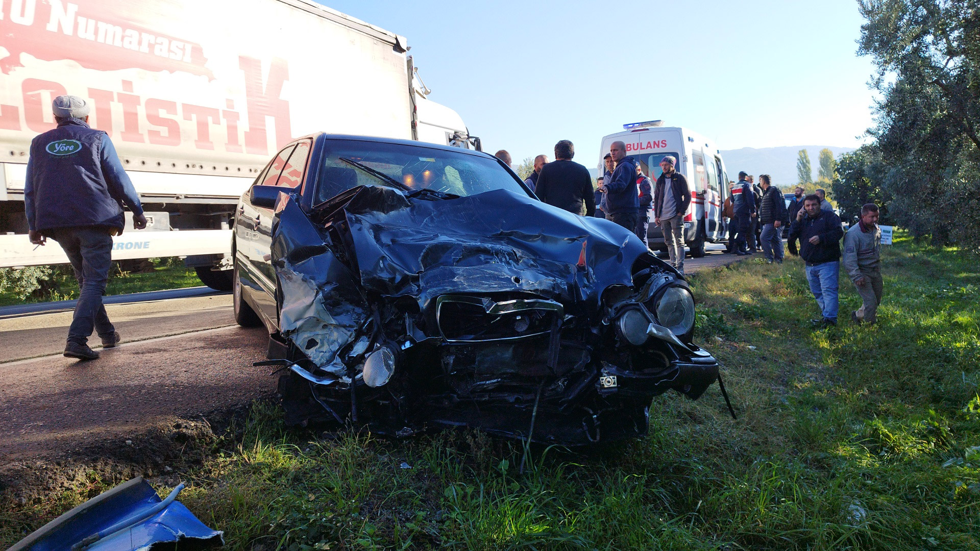 Otomobil ilaçlama tankına çarptı: 3 yaralı