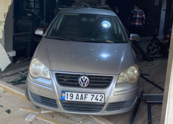 Otomobille spor salonuna girdi; kaza kamerada
