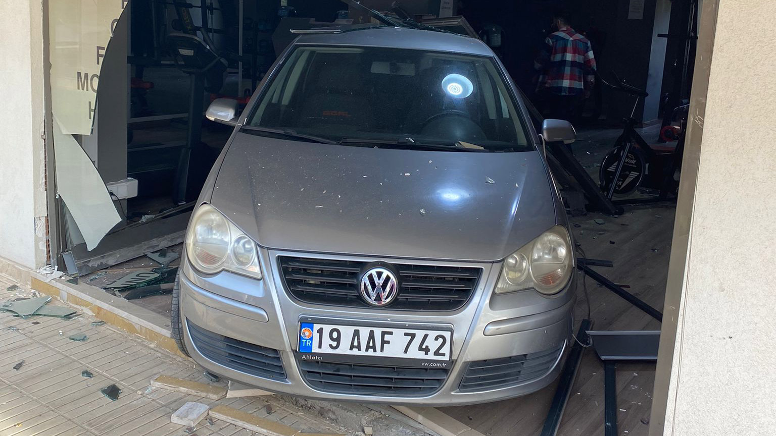 Otomobille spor salonuna girdi; kaza kamerada