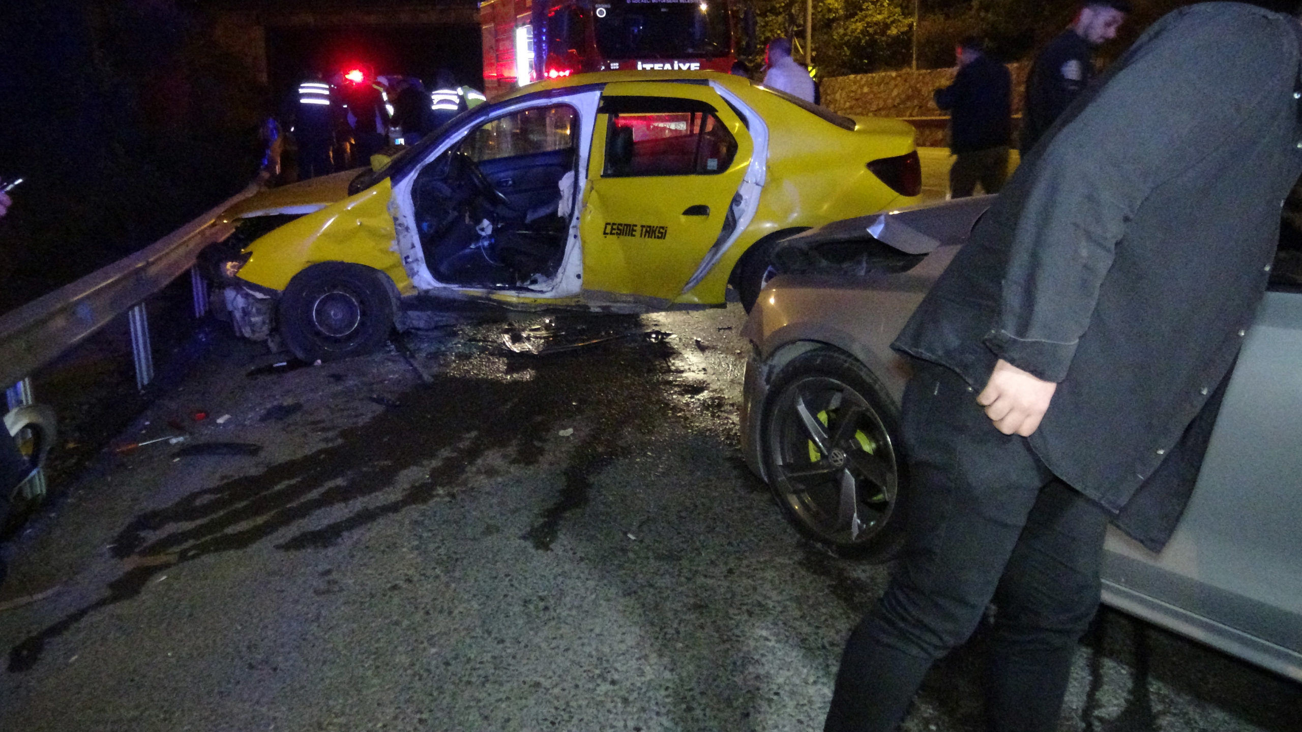 Otomobille taksi çarpıştı: 5 yaralı 