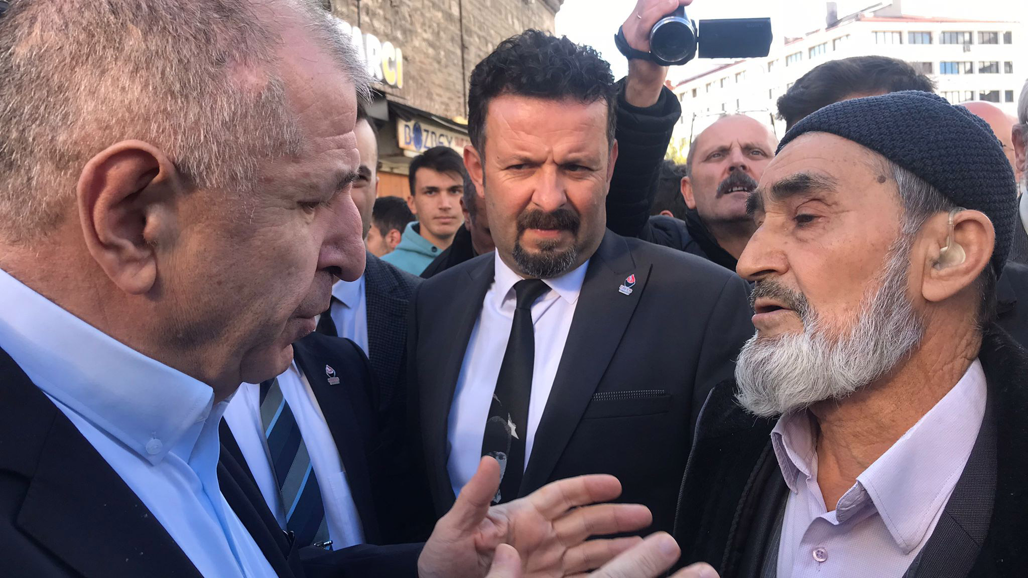 Özdağ, kendisine 'ucube' diyen vatandaşla tartıştı