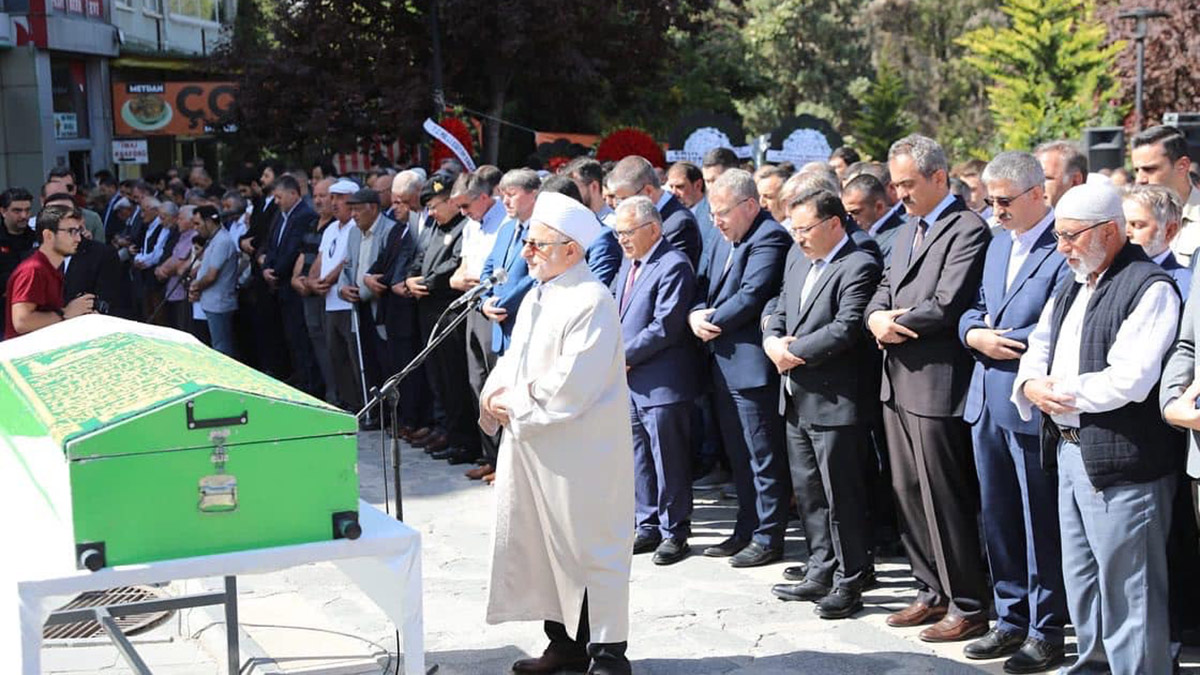 Özer, Nazif Yılmaz'ın annesinin cenazesine katıldı