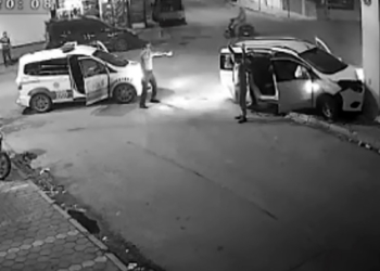 Polisten kaçan sürücü market duvarına çarptı