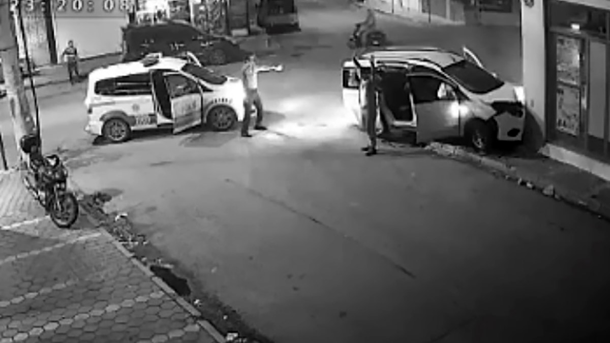 Polisten kaçan sürücü market duvarına çarptı