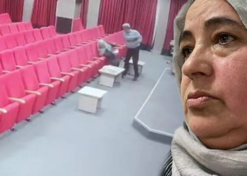 Protokol koltuklarına oturduğu için darbedildi