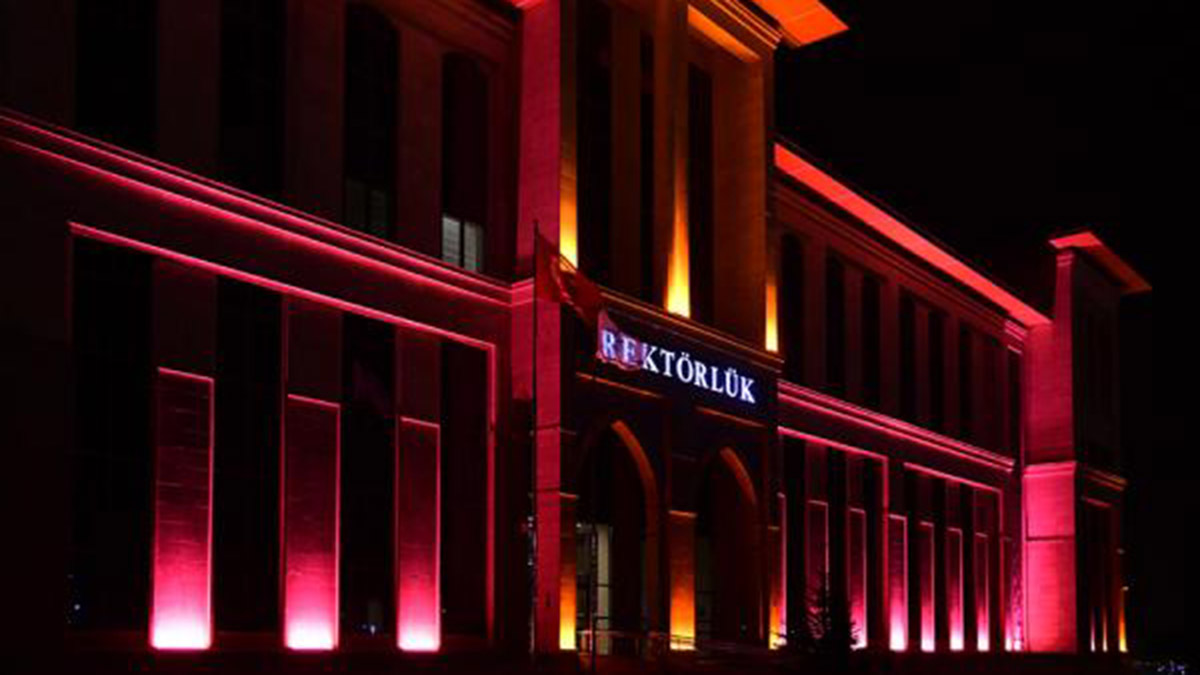 Rektörlük binasında meme kanserine farkındalık