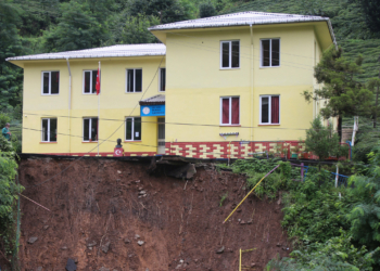 Rize'de bahçesi çöken okulda eğitim başladı