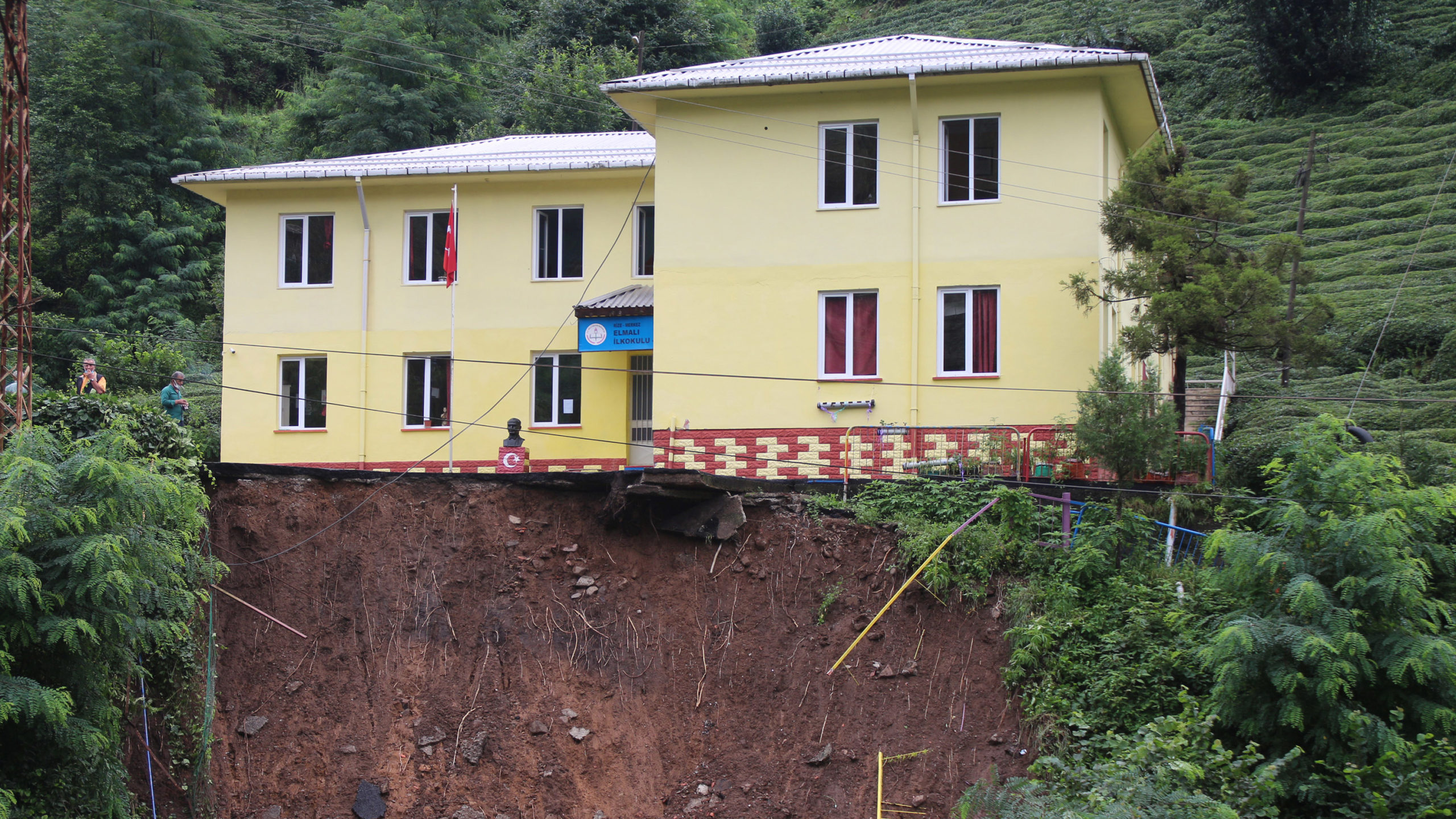 Rize'de bahçesi çöken okulda eğitim başladı