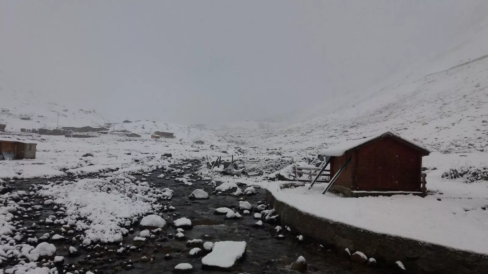 Rize'de yüksek rakımlı yaylalara kar yağdı