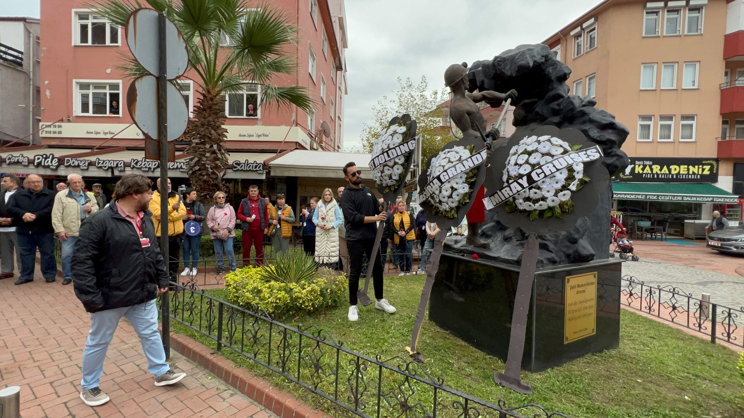 Rus turistler Madenci Anıtı'na karanfil bıraktı