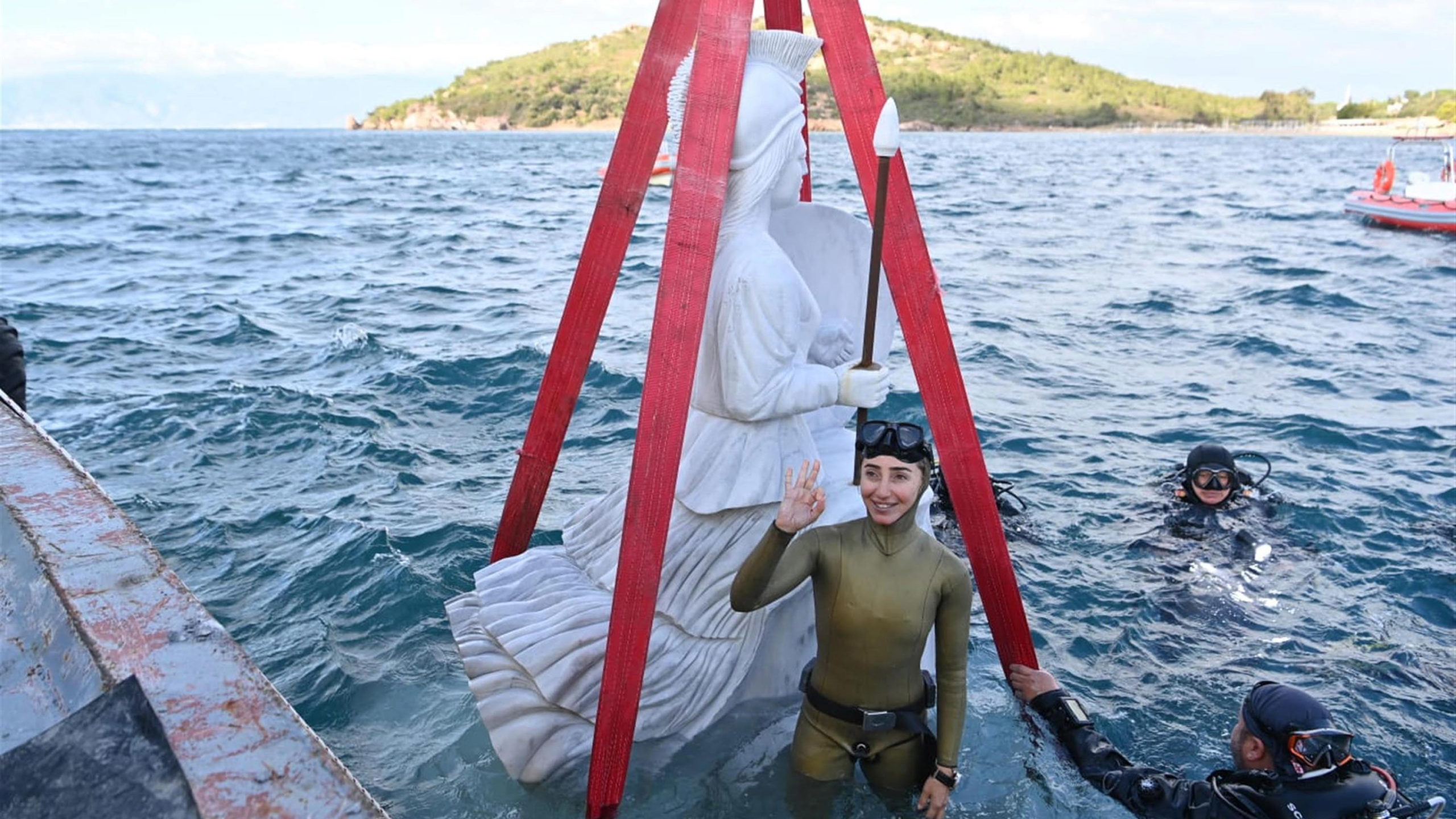 Şahika Ercümen Su Altı Heykel Galerisi'nde