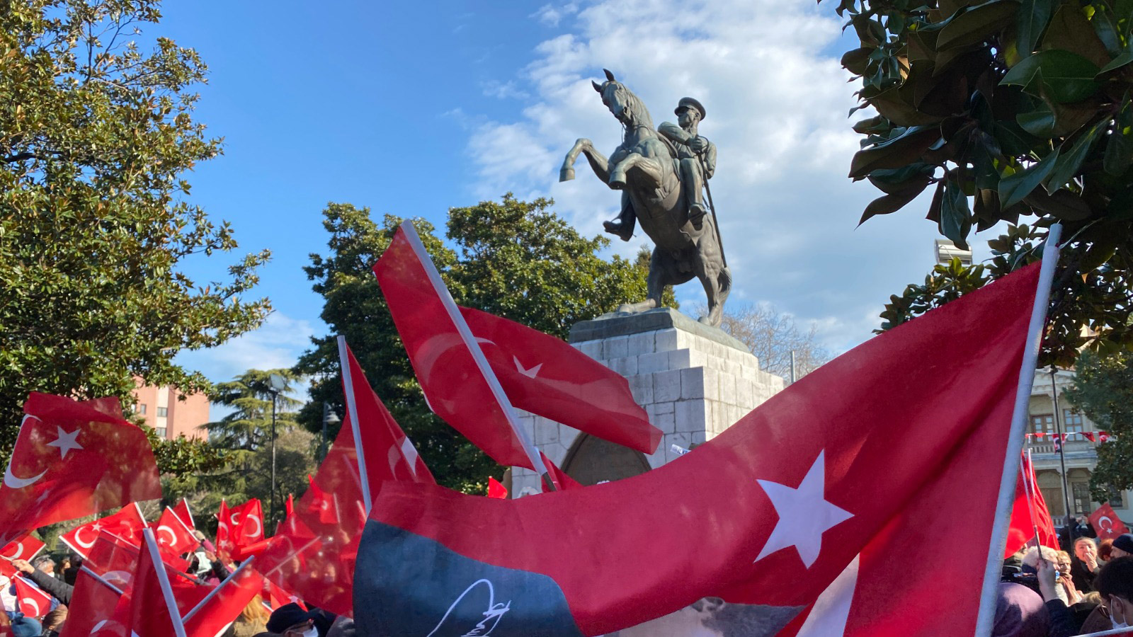 Saldırıya uğrayan Onur Anıtı'nın güvenliği artırıldı