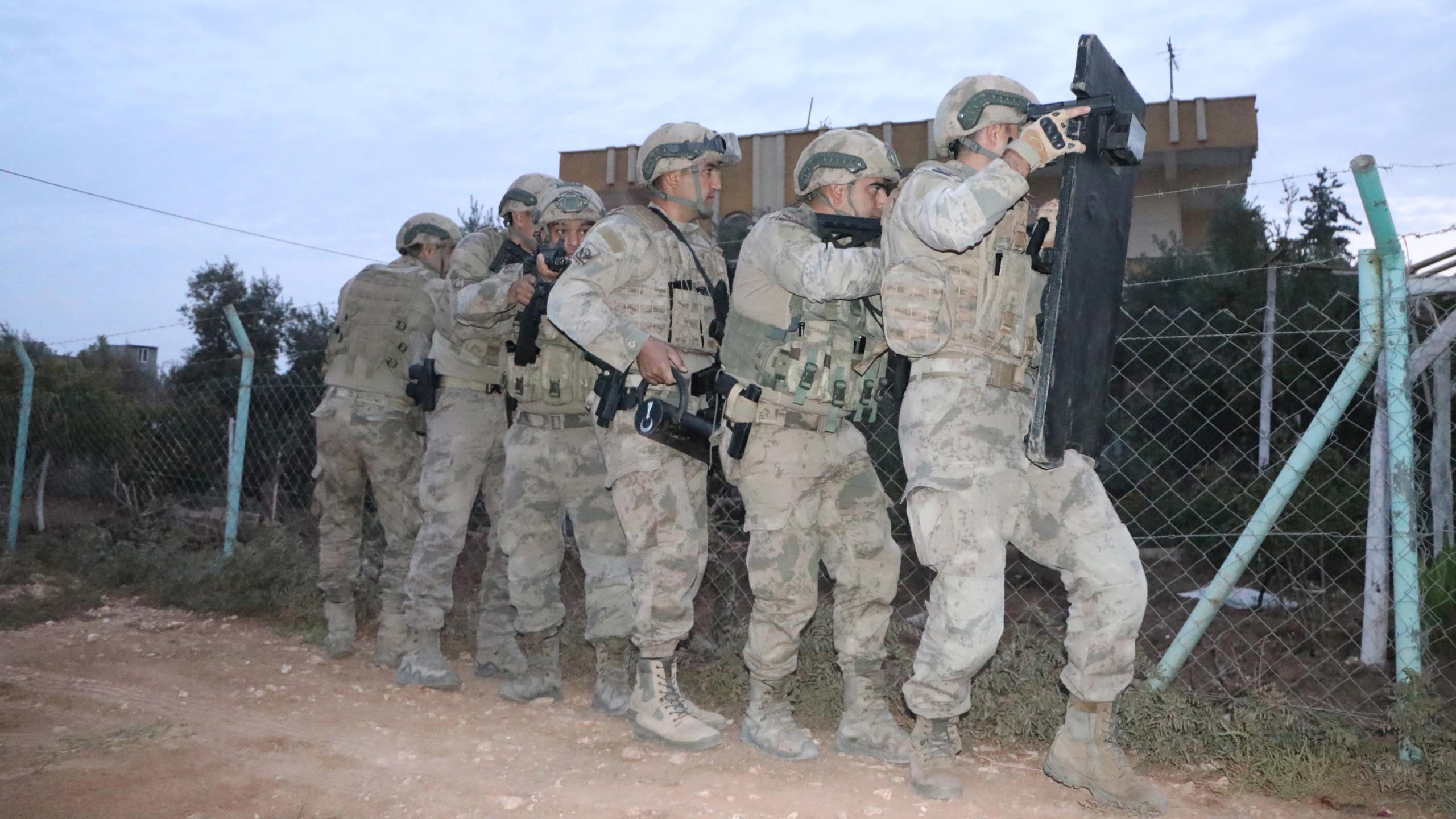 Şanlıurfa'da 63 adrese baskın: 100'den fazla gözaltı