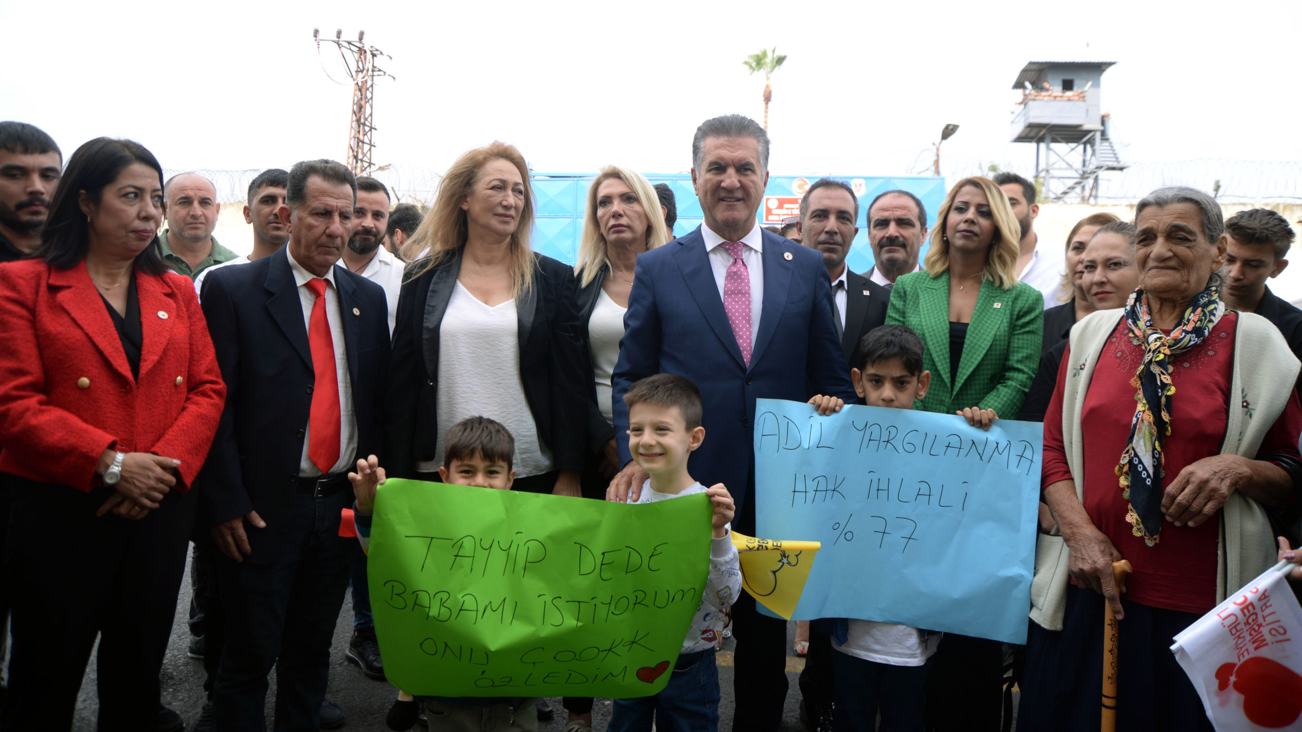 Sarıgül'den Mersin cezaevi önünde af çağrısı