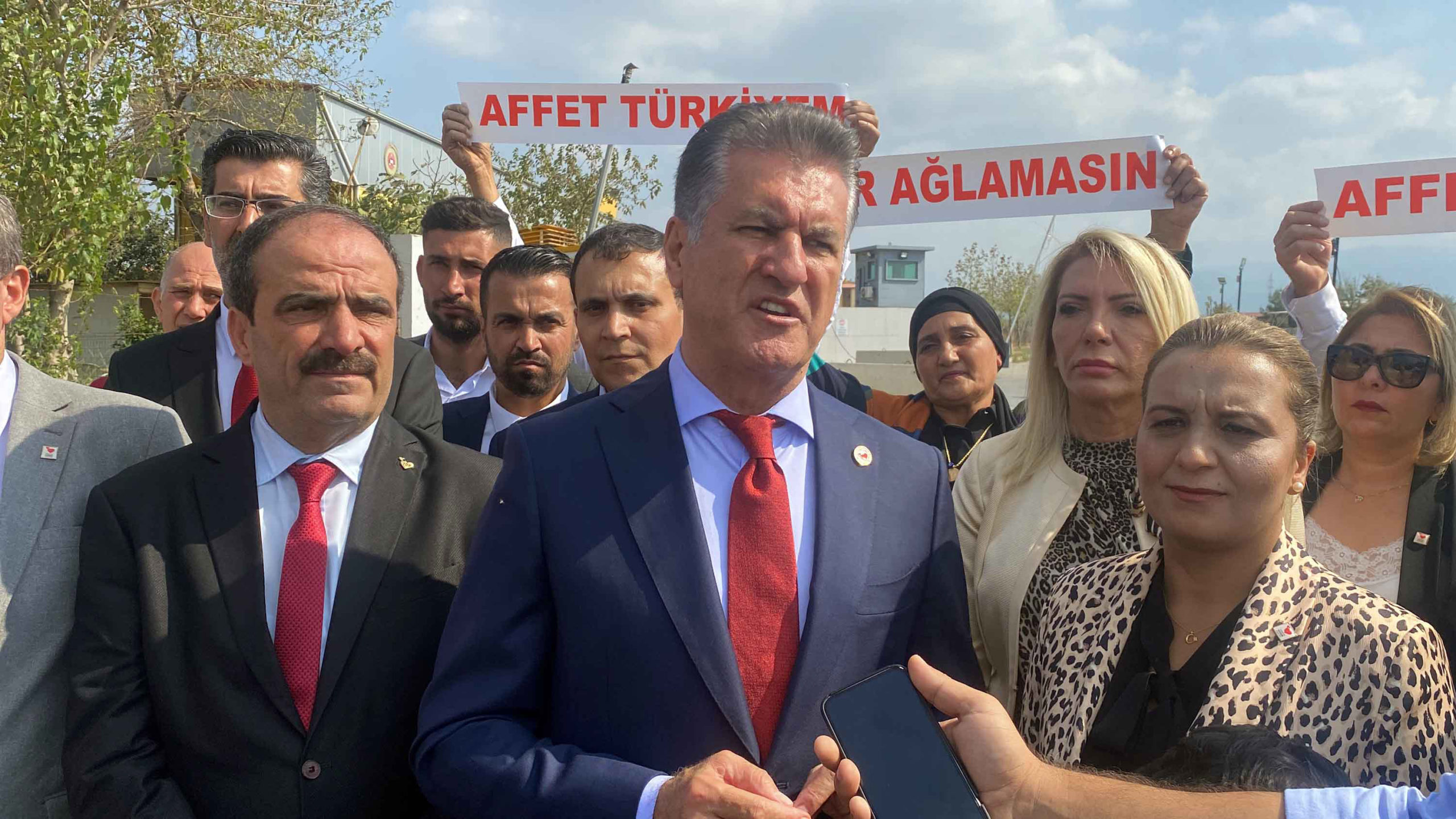 Sarıgül'den Osmaniye cezaevi önünde af çağrısı