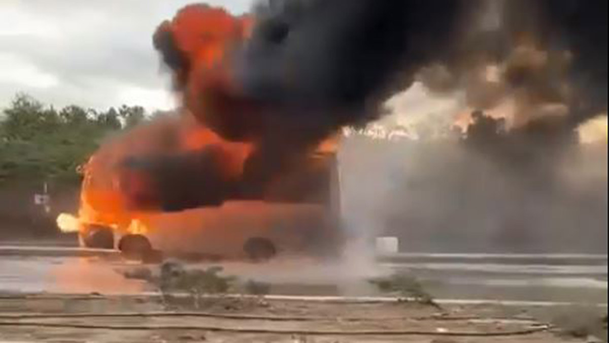 Servis midibüsündeki yangın söndürüldü