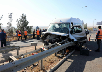 Servis minibüsü bariyerlere çarptı: 1 ölü, 5 yaralı
