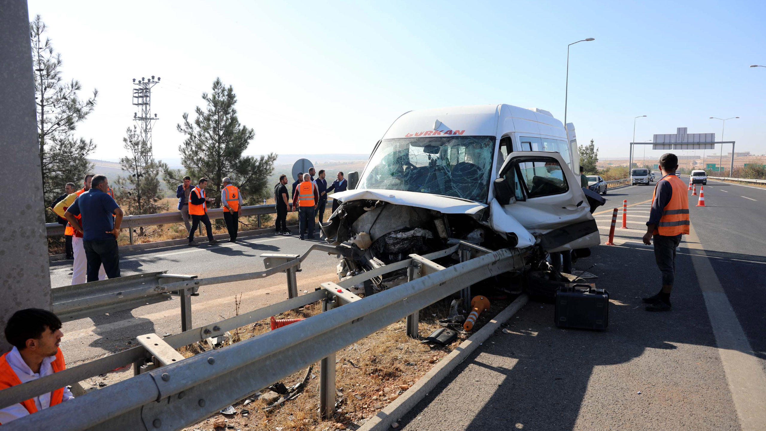 Servis minibüsü bariyerlere çarptı: 1 ölü, 5 yaralı