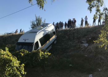 Servis minibüsü şarampole düştü: 5'i öğrenci 6 yaralı