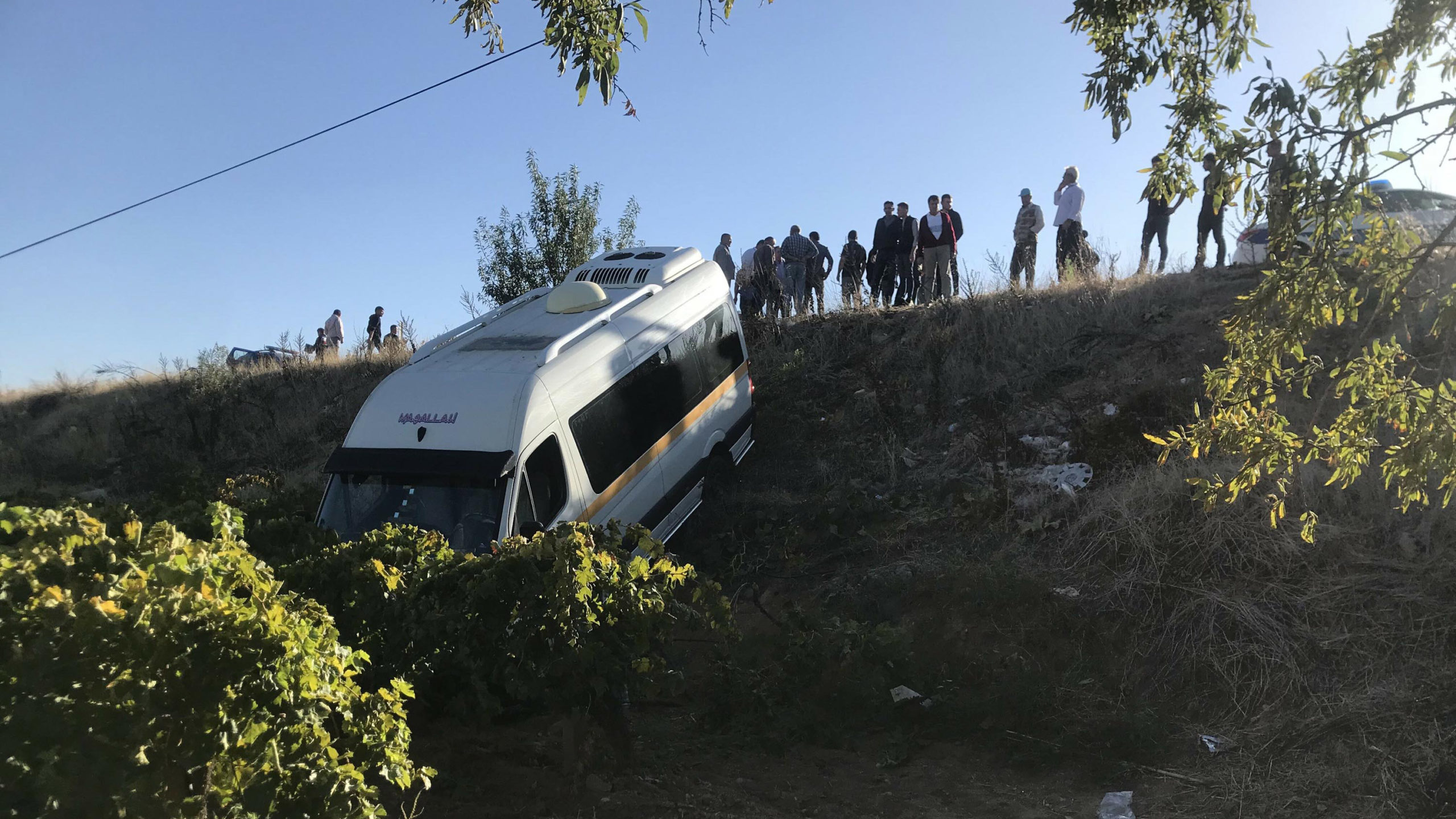 Servis minibüsü şarampole düştü: 5'i öğrenci 6 yaralı