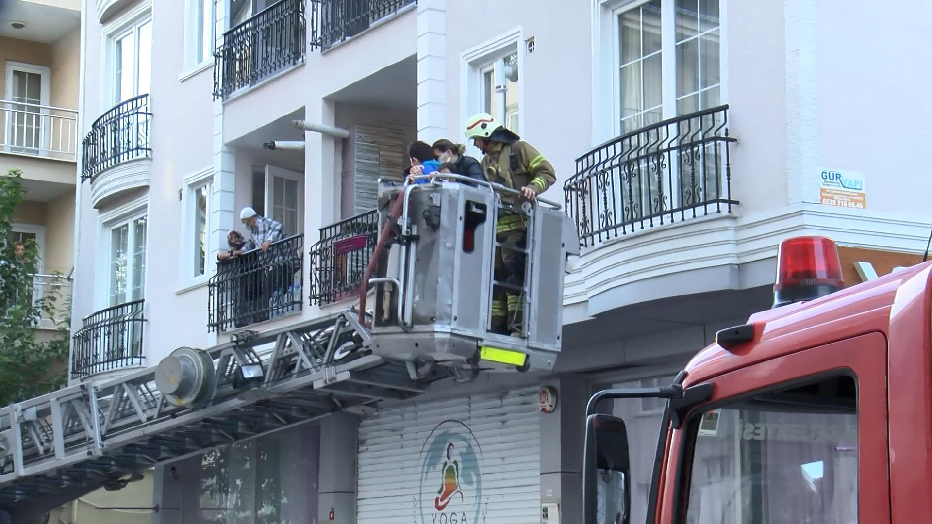 Şişli'de 4 katlı binada yangın