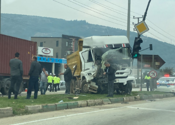 TIR kamyona çarptı; sürücüler yaralandı
