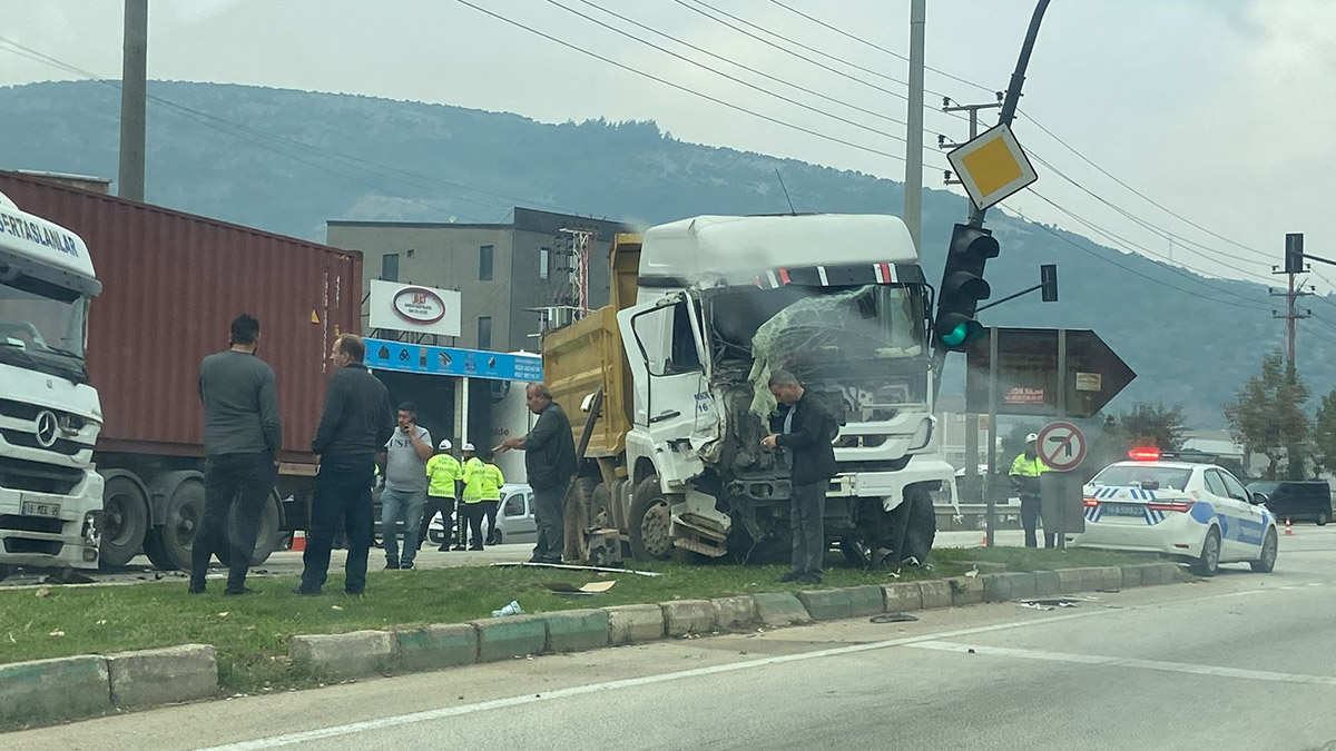 TIR kamyona çarptı; sürücüler yaralandı
