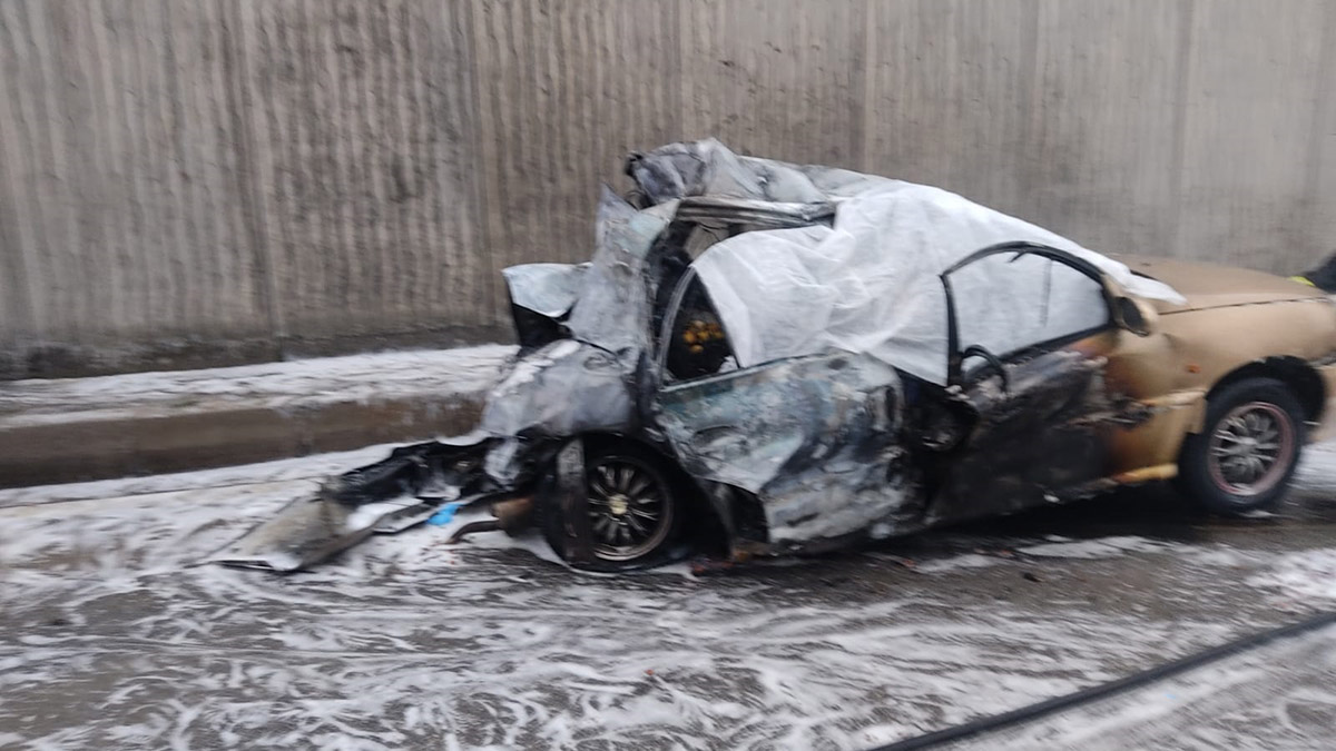 TIR'ın çarptığı otomobil alev aldı; 2 kadın öldü