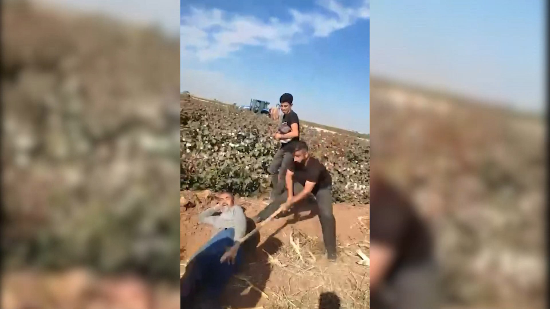 Tarlada 5 kişinin sopalı saldırısına uğradı