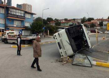 Tekstil işçilerinin midibüsü devrildi; 6 yaralı