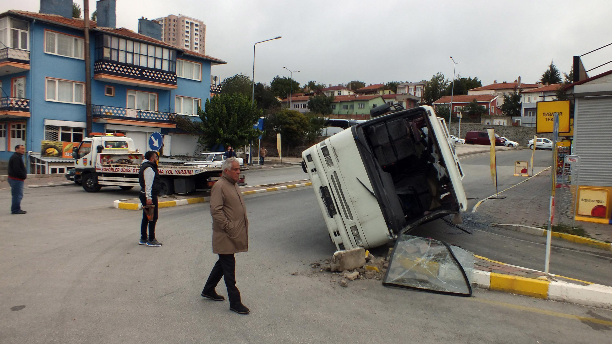 Tekstil işçilerinin midibüsü devrildi; 6 yaralı