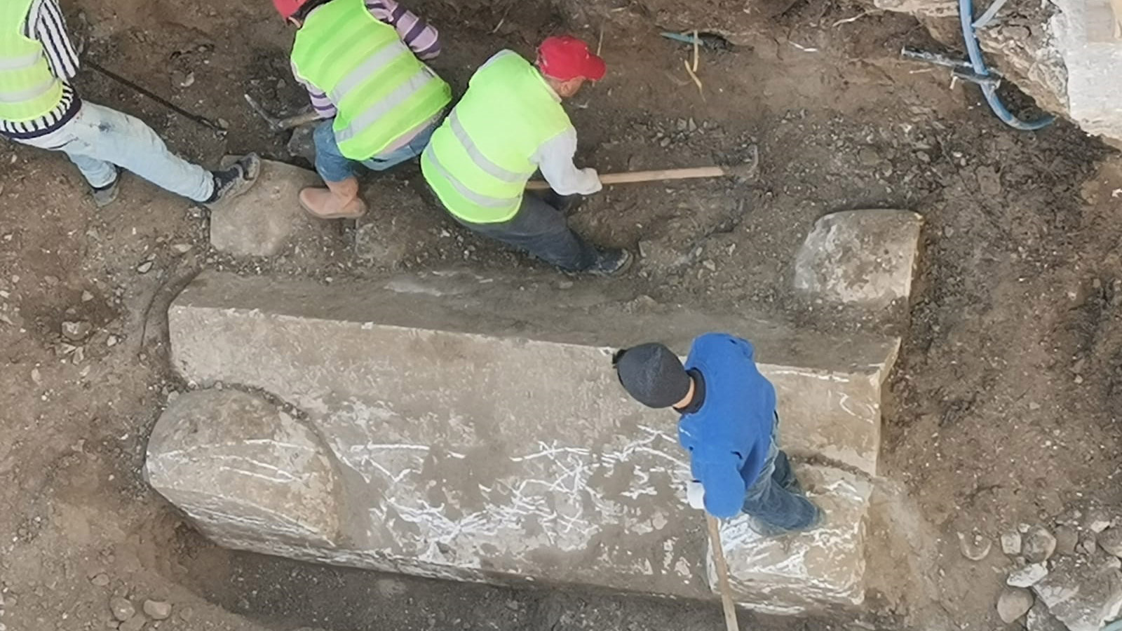 Temel kazısında Roma dönemine ait lahit bulundu