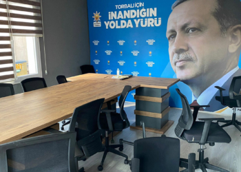 Torbalı'da AK Parti irtibat bürosuna sopalı saldırı