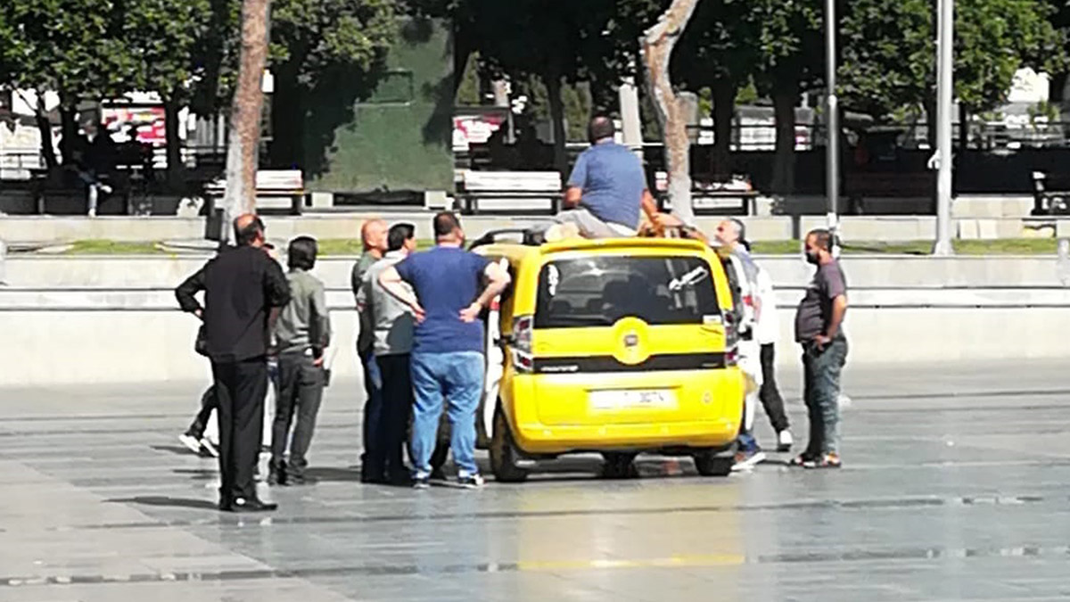 Trafikten men edilen taksinin üzerine çıktı