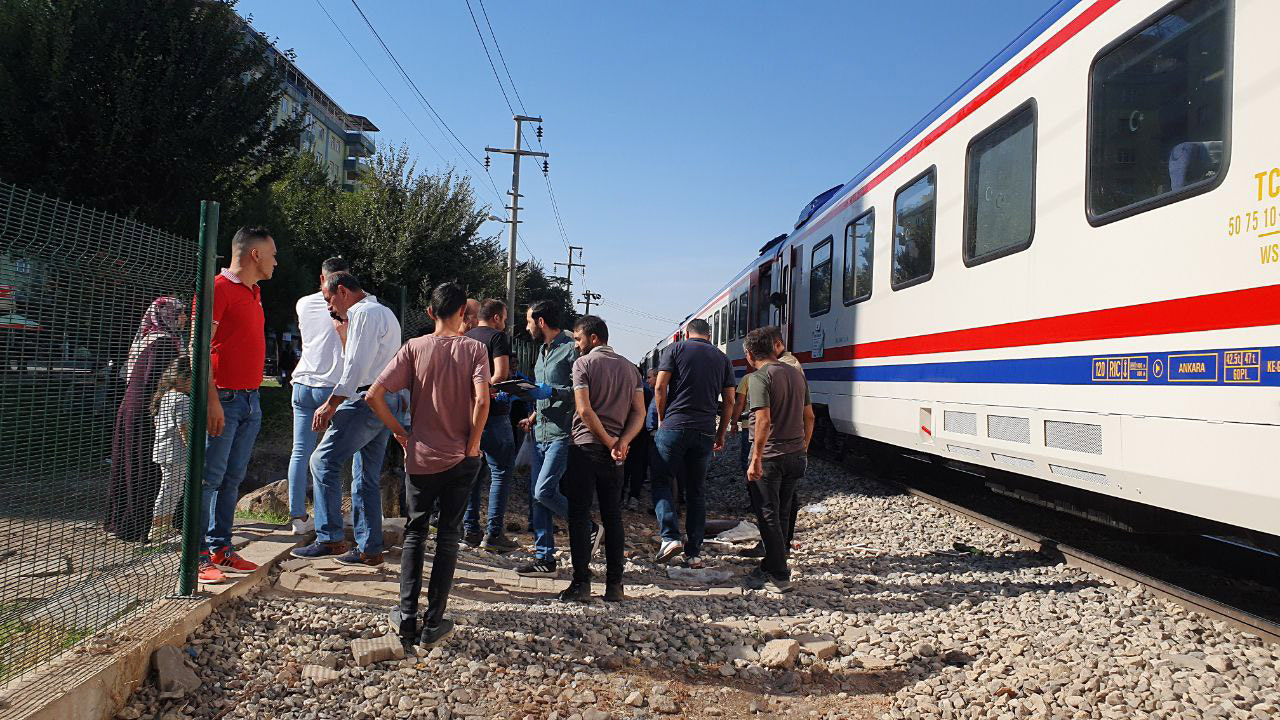 Tren çarpmasıyla ağır yaralandı