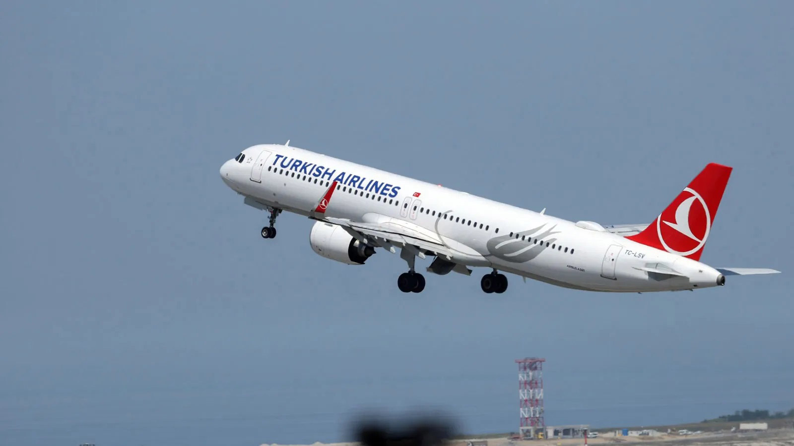 Uçak kalp krizi geçiren yolcu için İstanbul'a döndü