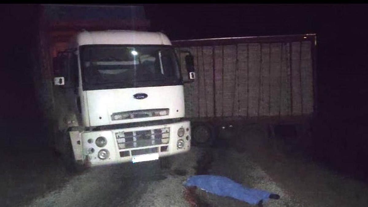 Uçuruma giden kamyondan atlayınca altında kaldı