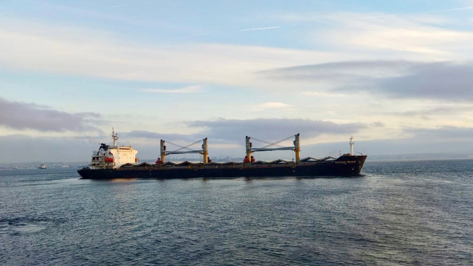 Ukrayna'dan gelirken arızalanan gemi demirletildi