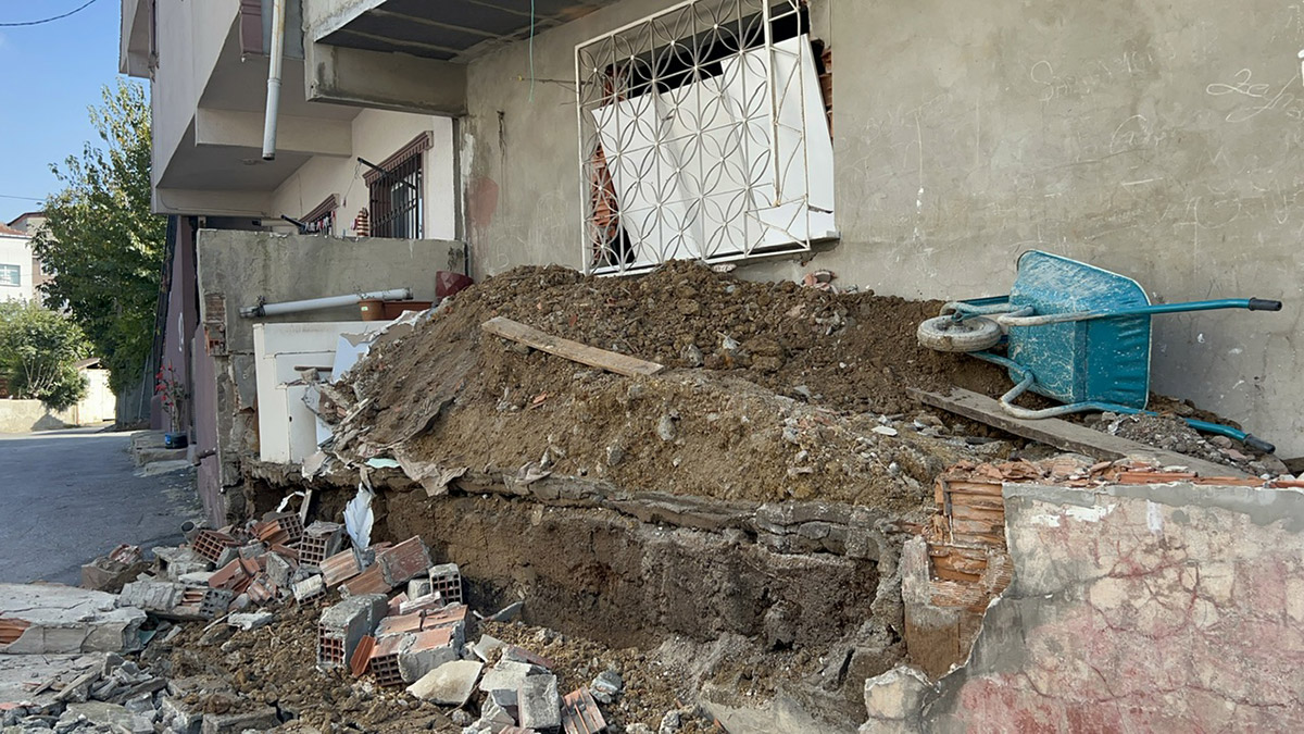 Ümraniye'de bahçe duvarı çöktü