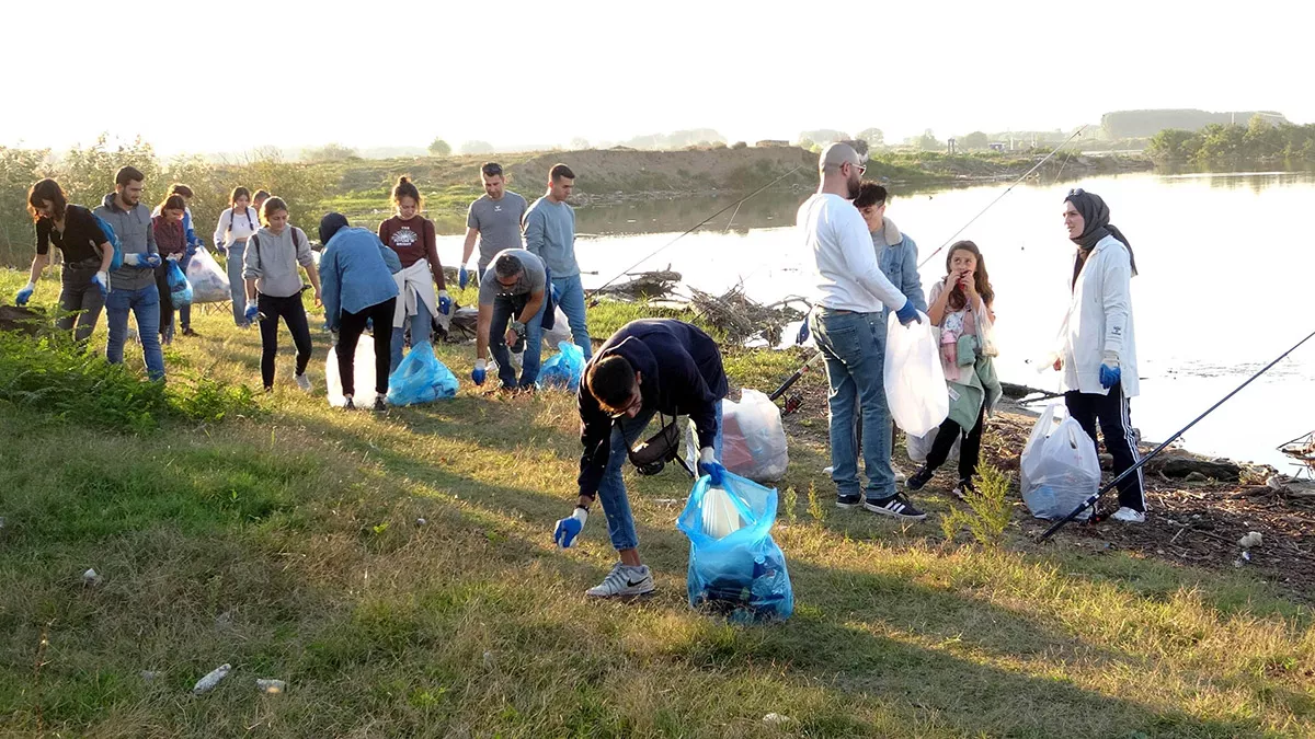 Üniversiteliler, meriç nehri kıyısında temizlik yaptı